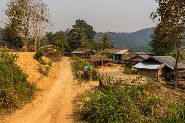 Ban Na, Laos - 10 Nisan 2018: Asfalt yol ve en uzak etnik köylerinden Laos yeşille çevrili evleri