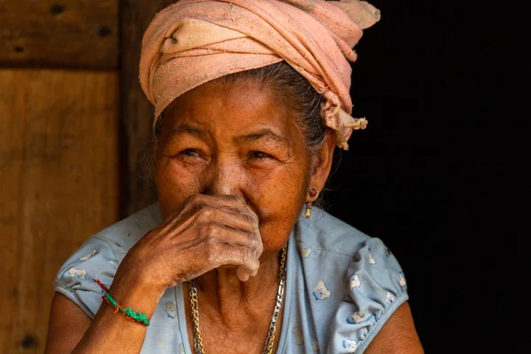 Ban Na, Laos - 10 Nisan 2018: Kadın bir etnik azınlık için ilgili ve Kuzey Laos uzak bir köyde yaşayan kıdemli portresi
