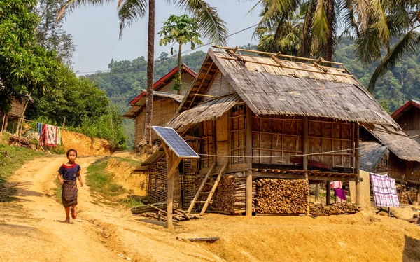 Bachong Nay,, Laos - 10 Nisan 2018: Uzaktan Bachong Nay köyün kuzey Laos Kuzey Laos uzak Bachong Nay köyün yerel ahşap bambu evler