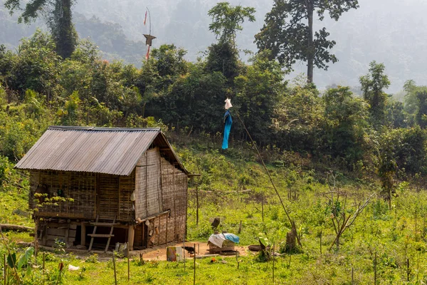 Bachong Nay,, Laos - 10 Nisan 2018: yeşil ve uzak bir bölgede Laos tepelerde çevrili izole kırsal ev