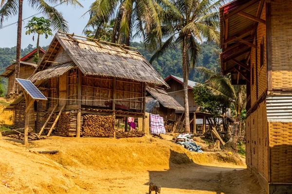 Bachong Nay,, Laos - 10 Nisan 2018: Uzaktan Bachong Nay köyün kuzey Laos Kuzey Laos uzak Bachong Nay köyün yerel ahşap bambu evler