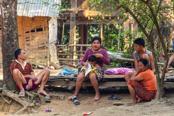 Ban Na, Laos - 10 Nisan 2018: Sade soğutma Laos uzak bir bölgede bir etnik azınlık üyeleri