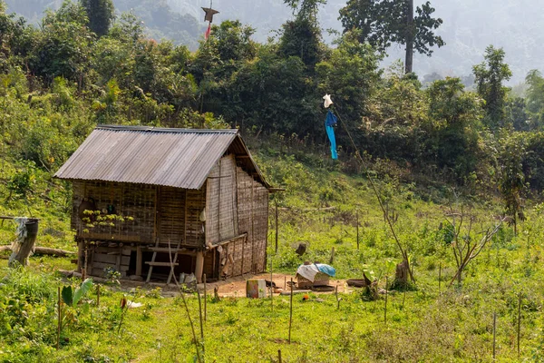 Bachong Nay,, Laos - 10 Nisan 2018: yeşil ve uzak bir bölgede Laos tepelerde çevrili izole kırsal ev