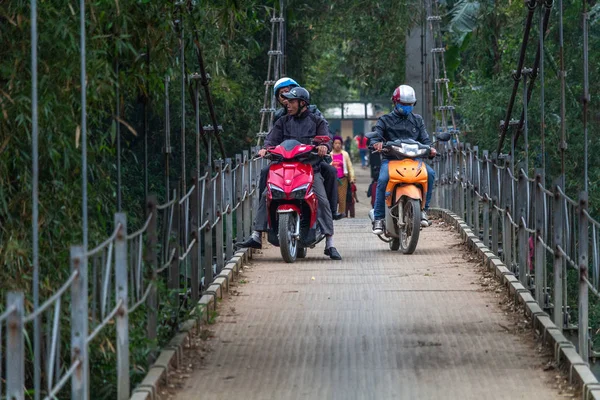 Can tho, Vietnam - 17 Mayıs 2018: Detay Mekong Nehri üzerinde tamamen harap bir ağaç ve metal ev