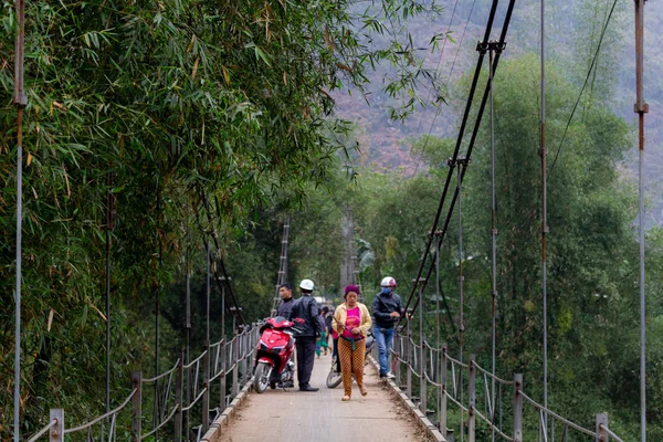 Giang Vietnã Março 2018 Motocicletas Pessoas Locais Atravessando Uma Ponte — Fotografia de Stock