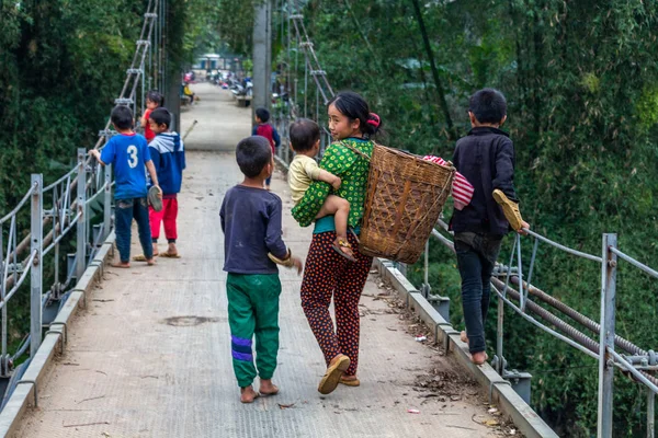 Ha Giang, Vietnam - 17 Mart 2018: Kuzey Vietnam counryside bir köprü geçiş Hmong etnik azınlık nüfusu