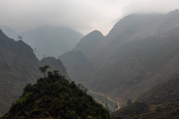 Montanhas Deslumbrantes Norte Vietnã Rodeadas Nevoeiro — Fotografia de Stock