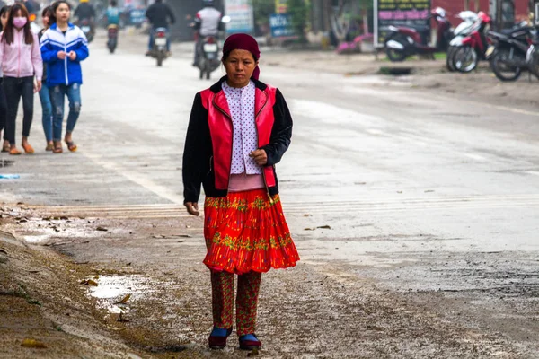 Ha Giang, Vietnam - 17 Mart 2018: de Yen Minh Pazar pazarda yürüme kırsal Hmong etnik insanlar giyinmiş