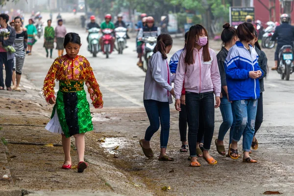 Giang Vietnã Março 2018 Pessoas Étnicas Hmong Bem Vestidas Campo — Fotografia de Stock