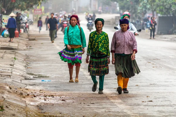Ha Giang, Vietnam - 17 Mart 2018: de Yen Minh Pazar pazarda yürüme kırsal Hmong etnik insanlar giyinmiş