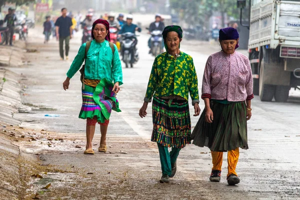 Ha Giang, Vietnam - 17 Mart 2018: de Yen Minh Pazar pazarda yürüme kırsal Hmong etnik insanlar giyinmiş