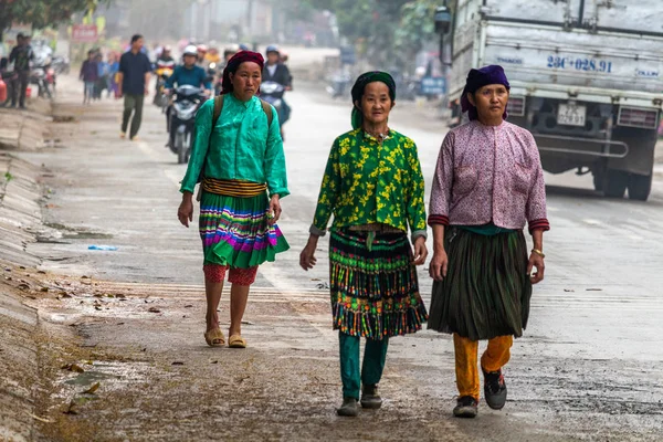 Ha Giang, Vietnam - 17 Mart 2018: de Yen Minh Pazar pazarda yürüme kırsal Hmong etnik insanlar giyinmiş
