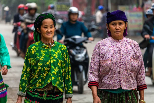 Ha Giang, Vietnam - 17 Mart 2018: İyi giyimlisin Hmong etnik azınlık köylerine Yen Minh Pazar pazarda yürüyen kadınlar