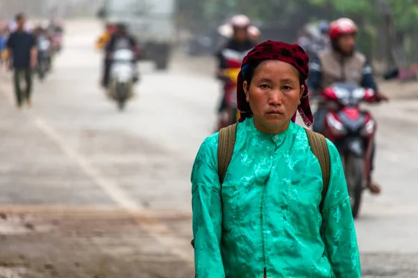 Ha Giang, Vietnam - 17 Mart 2018: iyi giyimli kadın Hmong etnik azınlık köylerine Yen Minh Pazar pazarda yürüme