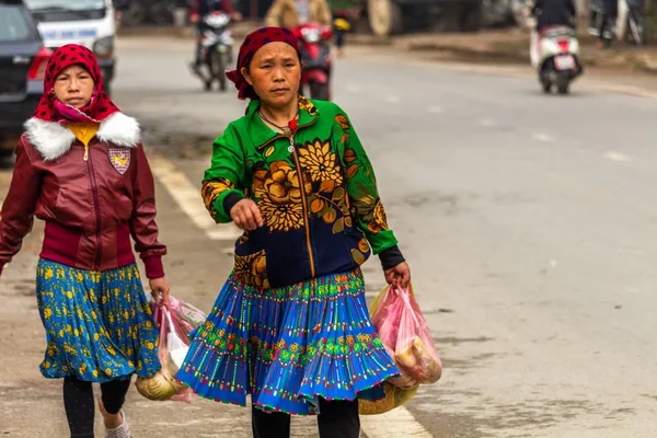 Ha Giang, Vietnam - 17 Mart 2018: İyi giyimlisin Hmong etnik azınlık köylerine Yen Minh Pazar pazarda yürüyen kadınlar