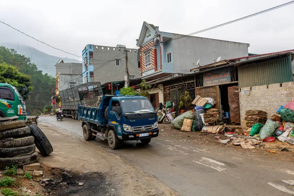 Giang Vietnam Marzo 2018 Van Pasando Por Carretera Principal Pueblo — Foto de Stock