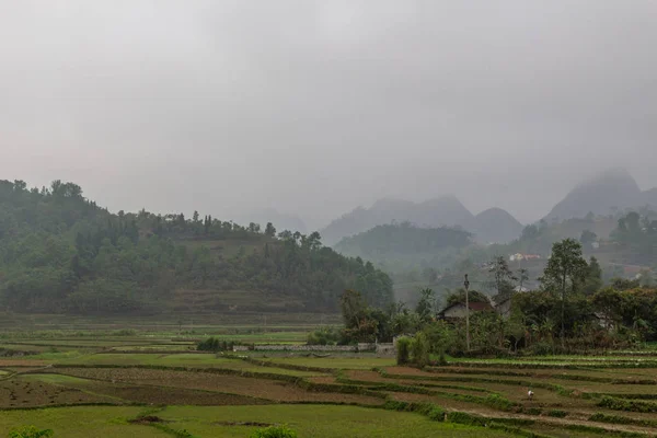 Giang Vietnã Março 2018 Terras Agrícolas Cercadas Por Colinas Nebulosas — Fotografia de Stock