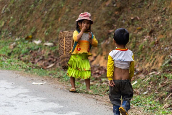Giang Vietnam Marzo 2018 Los Niños Población Nómada Hmong Realizan — Foto de Stock