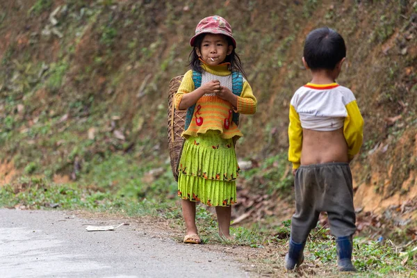 Giang Vietnam Marzo 2018 Los Niños Población Nómada Hmong Realizan — Foto de Stock