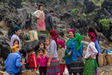 Ha Giang, Vietnam - 17 Mart 2018: renkli etek giydiğini ve Kuzey Vietnam kireçtaşı dağlarda çalışma Hmong etnik azınlık ile ilgili her yaştan kadın