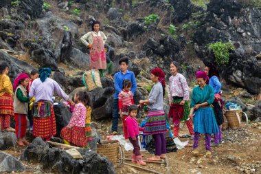Ha Giang, Vietnam - 17 Mart 2018: renkli etek giydiğini ve Kuzey Vietnam kireçtaşı dağlarda çalışma Hmong etnik azınlık ile ilgili her yaştan kadın