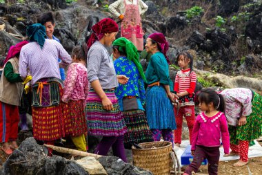 Ha Giang, Vietnam - 17 Mart 2018: renkli etek giydiğini ve Kuzey Vietnam kireçtaşı dağlarda çalışma Hmong etnik azınlık ile ilgili her yaştan kadın