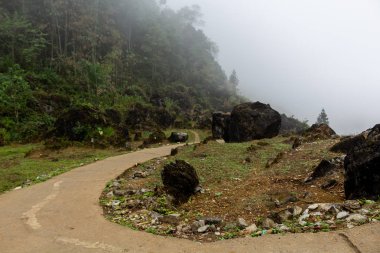 Ha Giang, Vietnam - 17 Mart 2018: yol sisli kalker Dağları Kuzey Vietnam