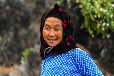 Ha Giang, Vietnam - 17 Mart 2018: Kuzey Vietnam granit dağlarda çalışma giyen Hmong etnik azınlık ile ilgili kadın