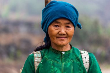 Ha Giang, Vietnam - 18 Mart 2018: Kuzey Vietnam dağlarda yürüyüş Hmong etnik azınlık bir kadın portresi