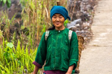 Ha Giang, Vietnam - 18 Mart 2018: Kuzey Vietnam dağlarda yürüyüş Hmong etnik azınlık bir kadın portresi