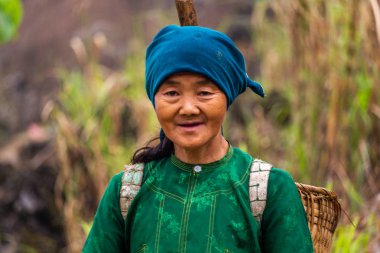 Ha Giang, Vietnam - 18 Mart 2018: Kuzey Vietnam dağlarda yürüyüş Hmong etnik azınlık bir kadın portresi