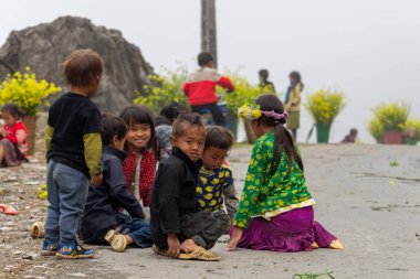Ha Giang, Vietnam - 18 Mart 2018: Hmong etnik azınlık çocuklar Kuzey Vietnam sisli bir dağın tepesinde oyun
