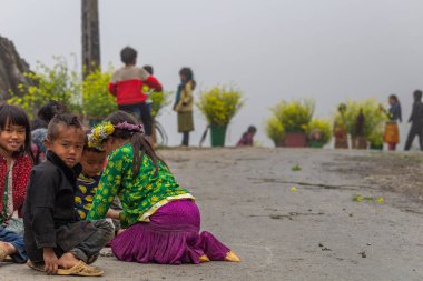 Ha Giang, Vietnam - 18 Mart 2018: Hmong etnik azınlık çocuklar Kuzey Vietnam sisli bir dağın tepesinde oyun