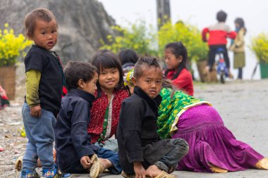 Ha Giang, Vietnam - 18 Mart 2018: Hmong etnik azınlık çocuklar Kuzey Vietnam sisli bir dağın tepesinde oyun