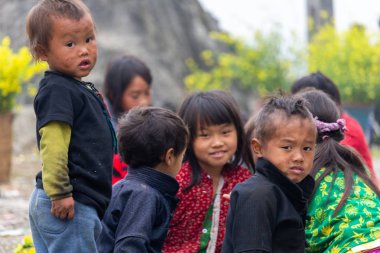 Ha Giang, Vietnam - 18 Mart 2018: Hmong etnik azınlık çocuklar Kuzey Vietnam sisli bir dağın tepesinde oyun