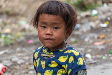 Ha Giang, Vietnam - 18 Mart 2018: uzak bir dağ Kuzey Vietnam Hmong etnik azınlık bir çocuk portresi