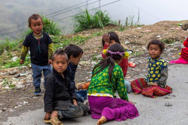 Ha Giang, Vietnam - 18 Mart 2018: Hmong etnik azınlık çocuklar Kuzey Vietnam sisli bir dağın tepesinde kayalar ile basit bir oyun oynuyor