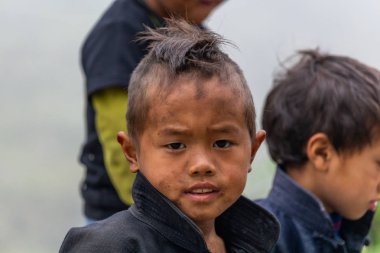 Ha Giang, Vietnam - 18 Mart 2018: uzak bir dağ Kuzey Vietnam Hmong etnik azınlık bir çocuk portresi