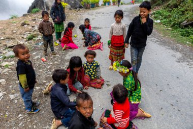 Ha Giang, Vietnam - 18 Mart 2018: Hmong etnik azınlık çocuklar Kuzey Vietnam sisli bir dağın tepesinde kayalar ile basit bir oyun oynuyor