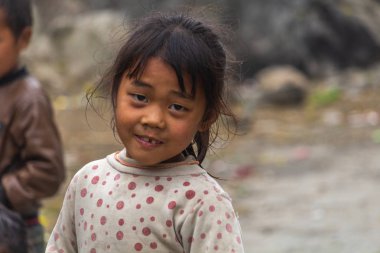 Ha Giang, Vietnam - 18 Mart 2018: Hmong etnik azınlık uzak dağ Kuzey Vietnam'lı bir kız portresi