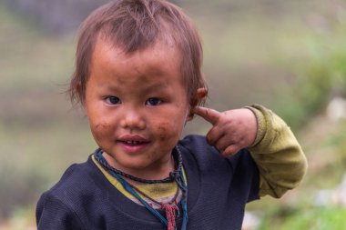 Ha Giang, Vietnam - 18 Mart 2018: uzak bir dağ Kuzey Vietnam Hmong etnik azınlık bir çocuk portresi