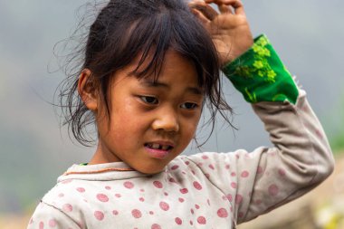 Ha Giang, Vietnam - 18 Mart 2018: Hmong etnik azınlık uzak dağ Kuzey Vietnam'lı bir kız portresi