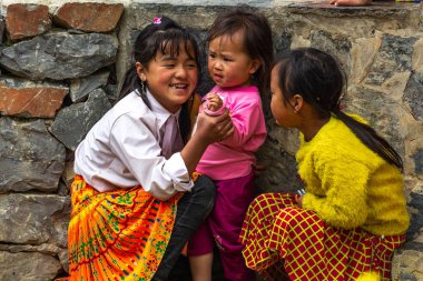 Ha Giang, Vietnam - 18 Mart 2018: akciğer Cam kültürel köyde oynarken Hmong etnik azınlık mutlu çocuklar
