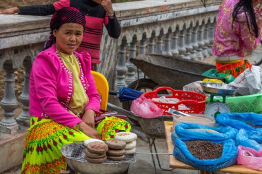Ha Giang, Vietnam - 18 Mart 2018: iyi giyimli kadın Kuzey Vietnam dağlarında akciğer Cam köyde ev yapımı sokak gıda satış