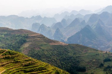 Ha Giang, Vietnam - 18 Mart 2018: çevrili tepeleri ve Vietnam sisli dağlar doğal pirinç terasları