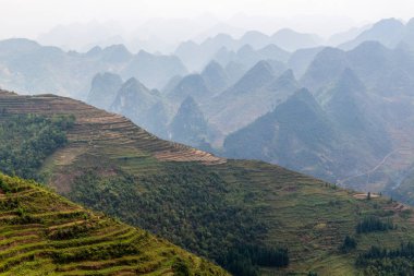 Ha Giang, Vietnam - 18 Mart 2018: çevrili tepeleri ve Vietnam sisli dağlar doğal pirinç terasları