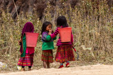 Ha Giang, Vietnam - 18 Mart 2018: Tarım sepetleri Dağları'nın Kuzey Vietnam ile Çin sınırındaki oynayan çocuklarla