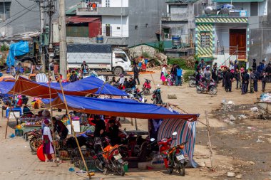 Ha Giang, Vietnam - 18 Mart 2018: Kuzey Vietnam uzak bir köyde bir teraslı pirinç alan yürürken çiftçi