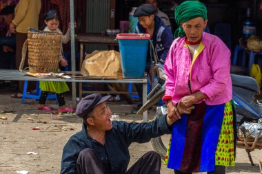 Dong Van, Vietnam - 18 Mart 2018: ona yardım kadın sarhoş koca Dong Van Pazar pazarı uyandırmak