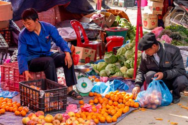 Dong Van, Vietnam - 18 Mart 2018: satın alma ve meyve ve sebze Dong Van Pazar satış insanlar piyasa